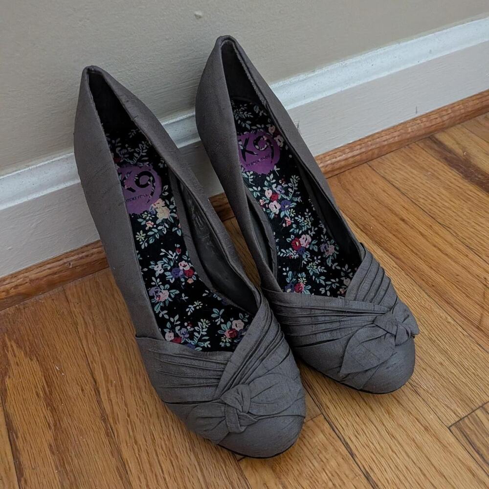 K9 by Rocket Dog Gray Pleated Pumps Floral Insole Coquette Vintage Style